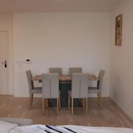 Exclusive In 4 Bedrooms Apartment