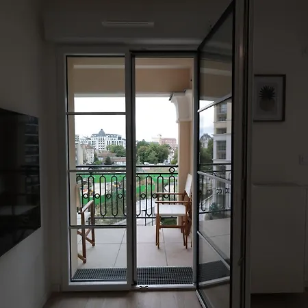 Exclusive In 4 Bedrooms Apartment *